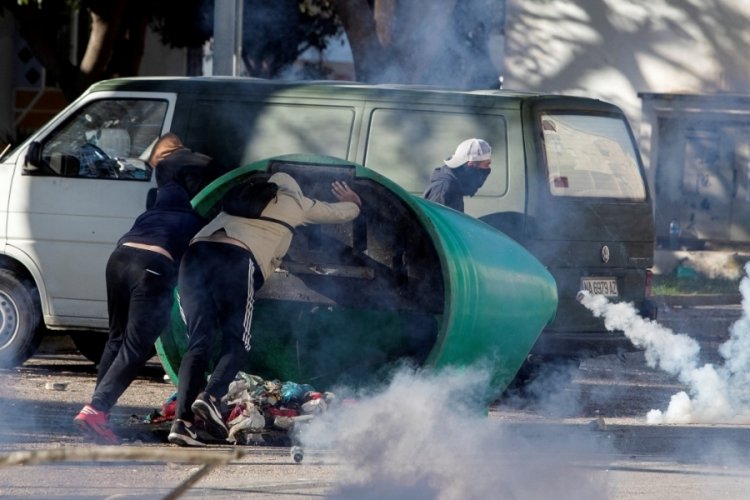 İspanya'daki metal iş&ccedil;ilerinin protestoları şiddetlenerek devam ediyor