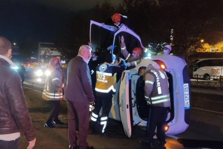 İstanbul'da otomobil ref&uuml;je &ccedil;arpıp takla attı