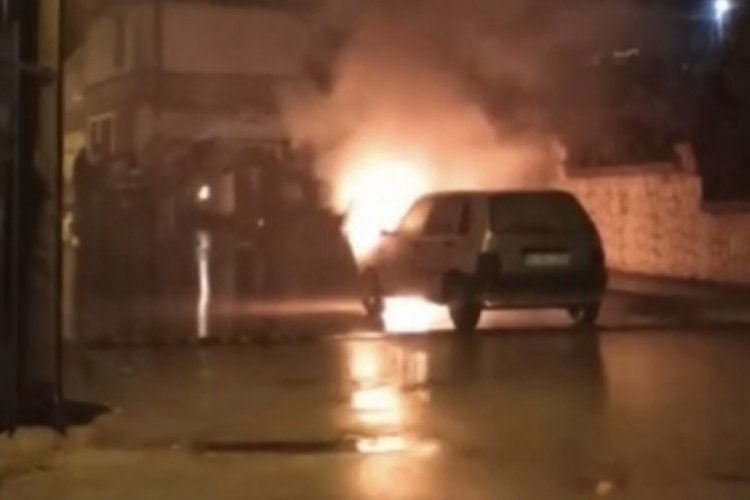 Bursa'da yanan otomobilden s&uuml;r&uuml;c&uuml; canını zor kurtardı