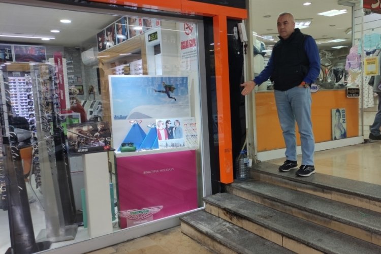 Bursa'da faciadan d&ouml;n&uuml;ld&uuml;! Onlarca d&uuml;kkanın bulunduğu &ccedil;arşıda ateş yaktılar