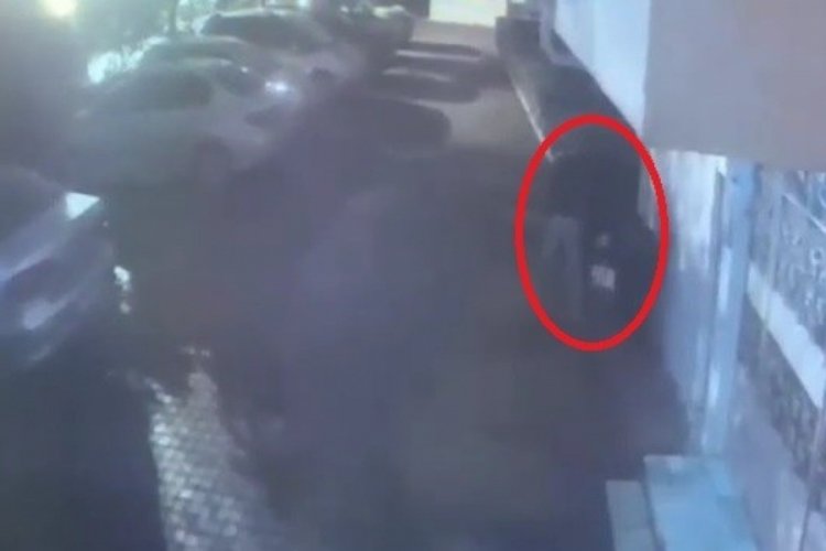 Bursa'da motorun kilidini a&ccedil;amayan hırsızlar g&uuml;venlik kamerasına yakalandı