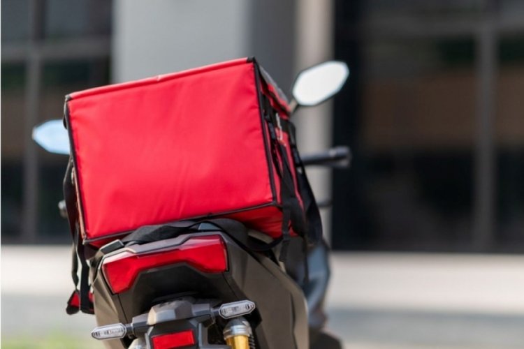 'Kimsin' diye sorduğu motokurye bı&ccedil;akladı