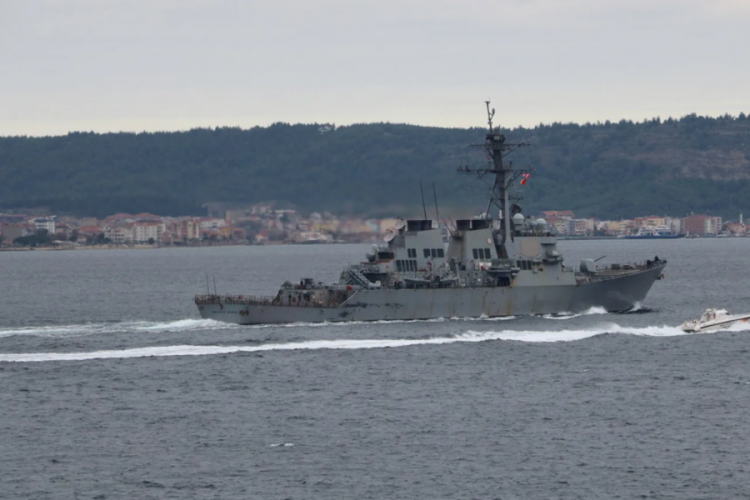 ABD savaş gemisi &Ccedil;anakkale Boğazı'ndan ge&ccedil;ti