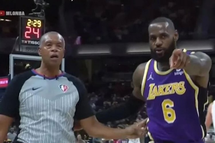 LeBron James iki seyirciyi sahadan kovdurdu