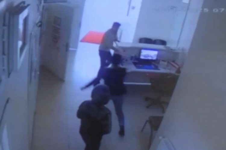 'Kilo vermelisin' diyen doktora bı&ccedil;aklı saldırı