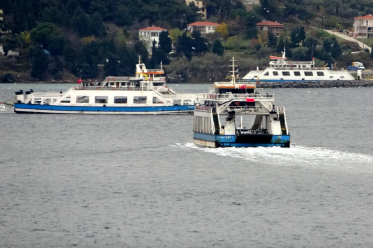 &Ccedil;anakkale'de feribot seferlerine 'fırtına' engeli