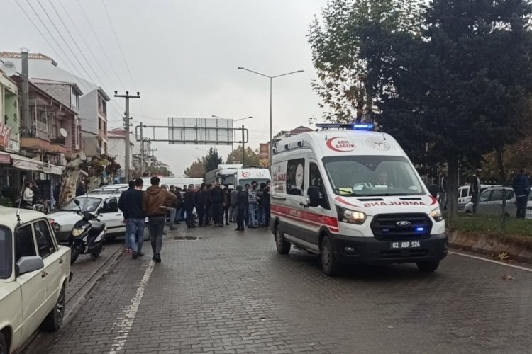 Otomobilin &ccedil;arptığı 2 kardeş ağır yaralandı