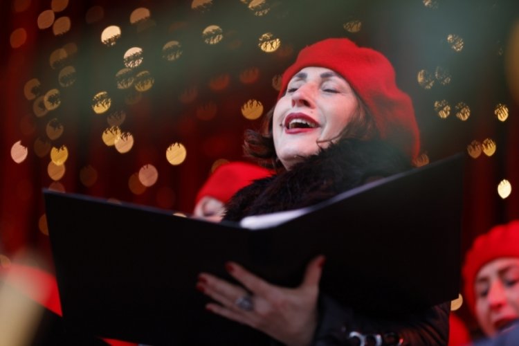 T&uuml;rk korosundan Tarihi Dom Katedrali Meydanı'nda konser