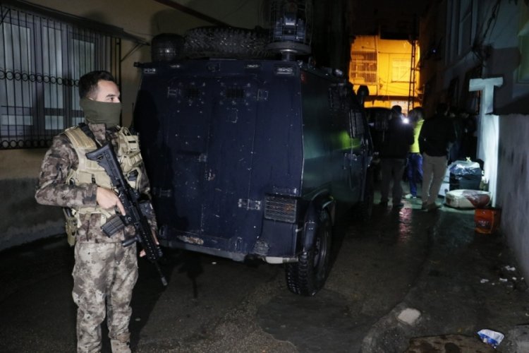 Ayrılan eşlerin aileleri arasında silahlı kavga: 3 yaralı