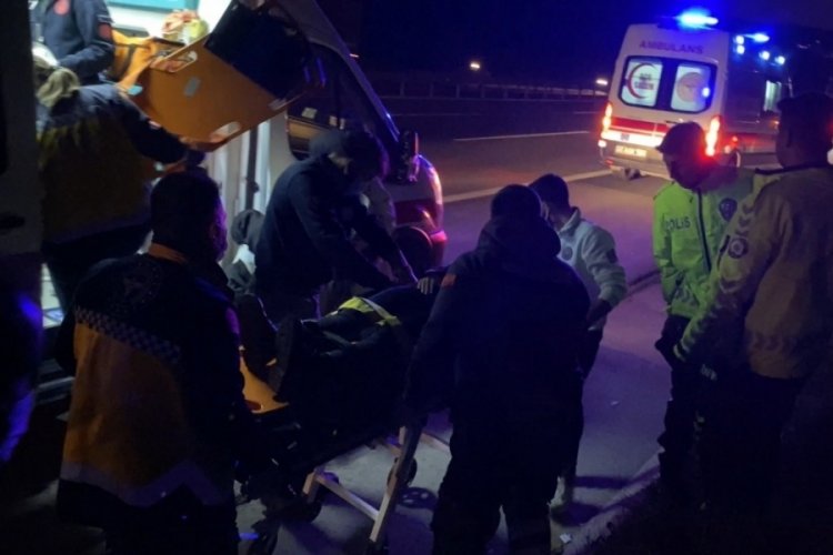 TEM'de iş&ccedil;ileri taşıyan minib&uuml;s ile yolcu otob&uuml;s&uuml; &ccedil;arpıştı: 5 yaralı