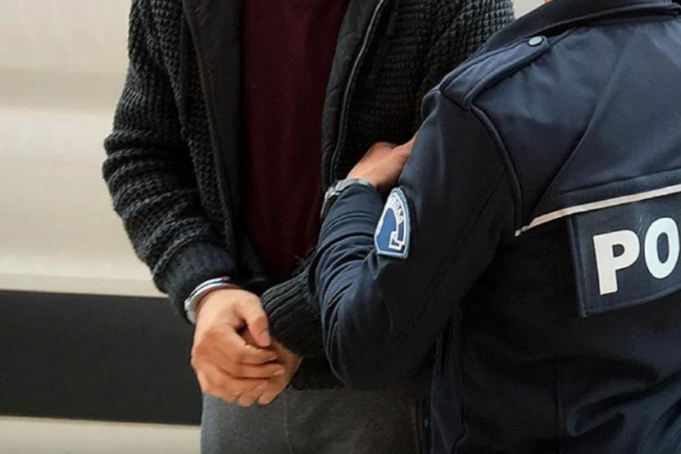 Yeğenini ısıttığı yemek kaşığıyla yaktı
