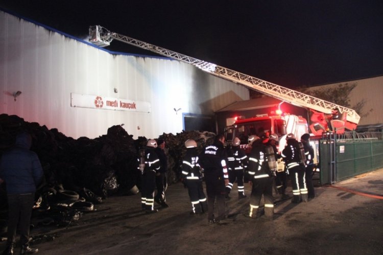 Kocaeli'de kau&ccedil;uk fabrikasında yangın &ccedil;ıktı