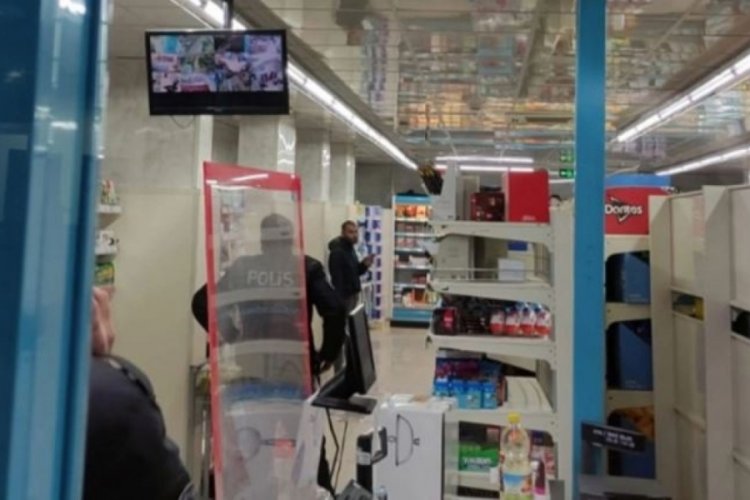 Markete satırla geldi, &ccedil;alışanları rehin almak istedi