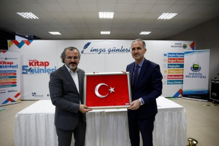 Sıtkı Aslanhan Kitaplarını Bursa İneg&ouml;ll&uuml;ler i&ccedil;in imzaladı