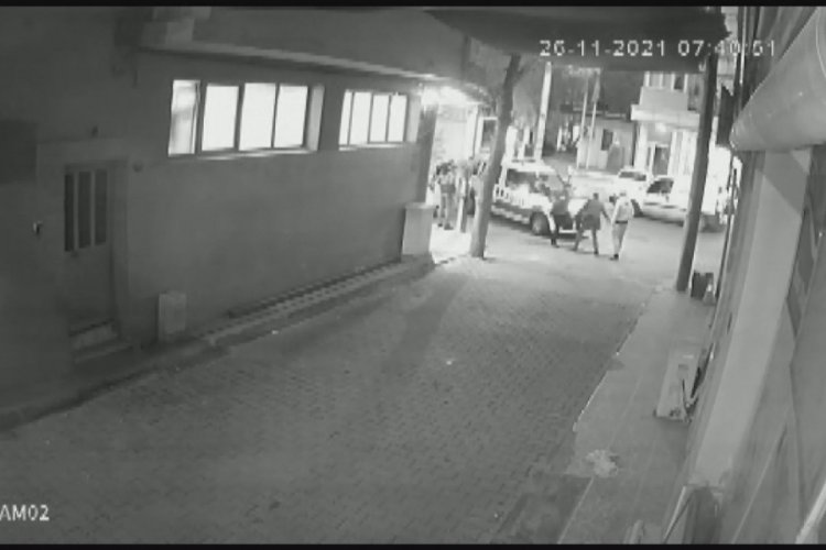Sokak ortasında olay &ccedil;ıkaran saldırgan polisi sırtından bı&ccedil;akladı