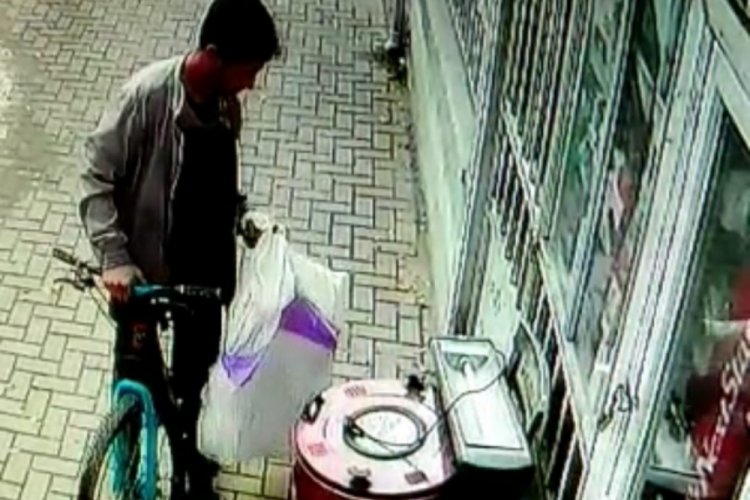 Bursa'da ısıtıcı ve fırın &ccedil;alan hırsızın g&ouml;r&uuml;nt&uuml;leri kamerada