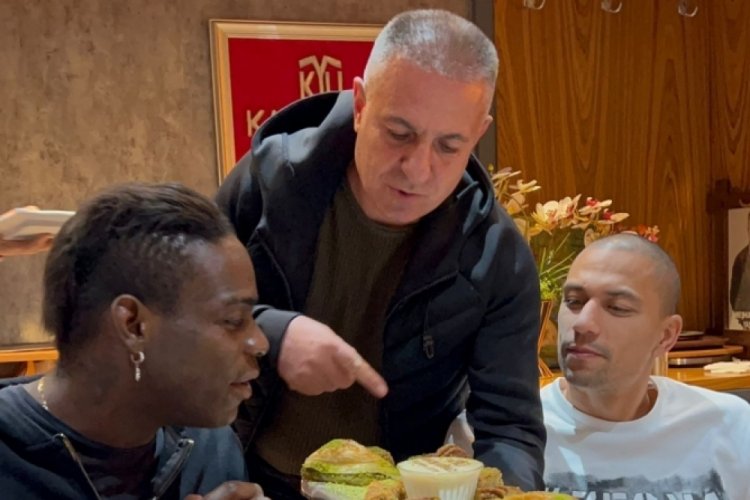 Balotelli ve G&ouml;khan İnler'in kebap keyfi