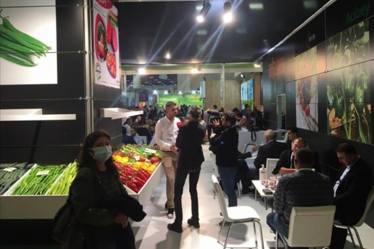 Bursa'da İneg&ouml;ll&uuml; &ccedil;ift&ccedil;iler tarımdaki yenilikleri Antalya Fuarında inceledi