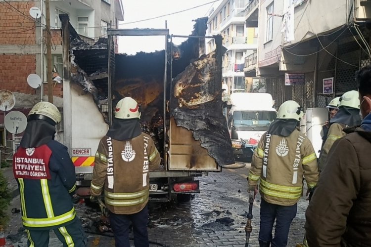 İstanbul'da cips dolu kamyonet alev alev yandı