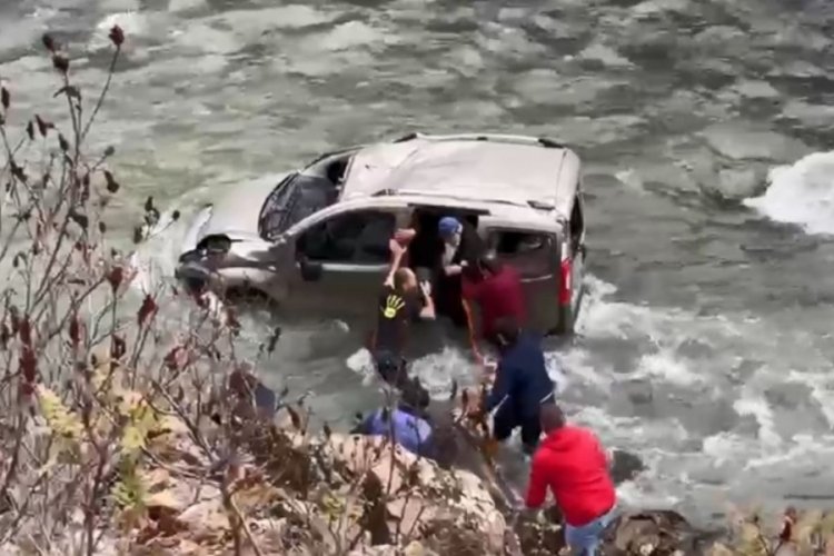 Artvin'de otomobil dereye yuvarlandı!
