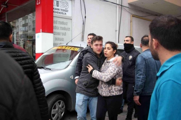 Kurye iki araca &ccedil;arpınca ortalık savaş alanına d&ouml;nd&uuml;