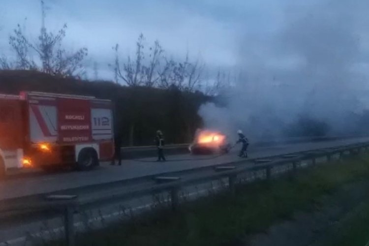 Seyir halindeki otomobil alev alev yandı