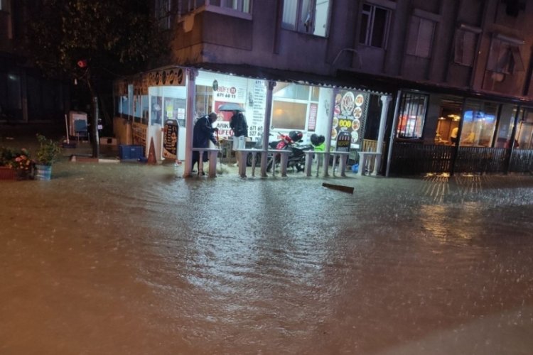 İzmir'i yağmur ve fırtına vurdu