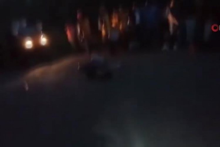 Hindistan'da kamyon d&uuml;ğ&uuml;n konvoyuna &ccedil;arptı: 3 &ouml;l&uuml;, 4 yaralı