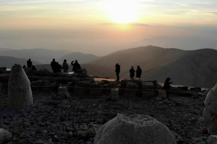 Nemrut Dağı'nda sezonun son turistleri