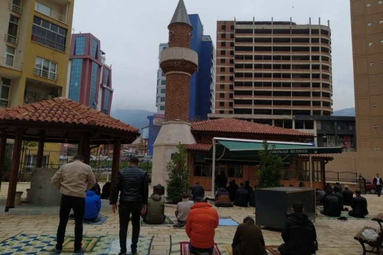 Bursa'da g&ouml;kdelenlerin g&ouml;lgesinde 700 yıllık en k&uuml;&ccedil;&uuml;k cami