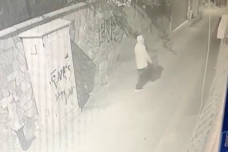 Bursa'da tuhaf olay! Direğe zincirle bağlı olan &ccedil;&ouml;p kovasını &ccedil;aldı