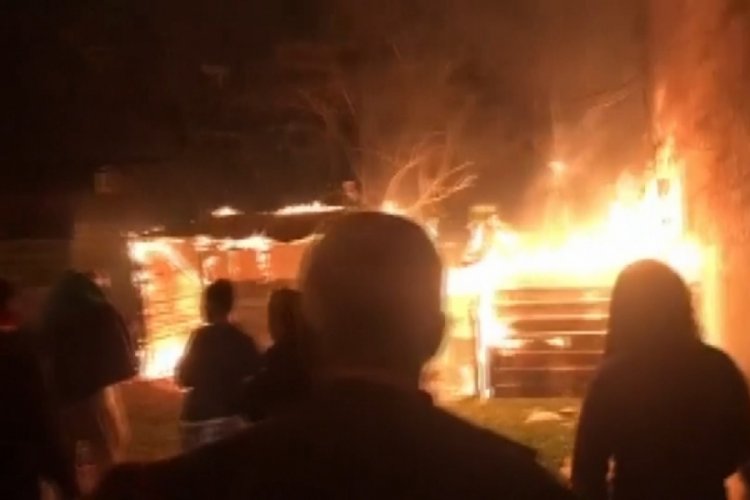 Bursa'da lodosun etkisiyle b&uuml;y&uuml;yen yangın paniğe sebep oldu