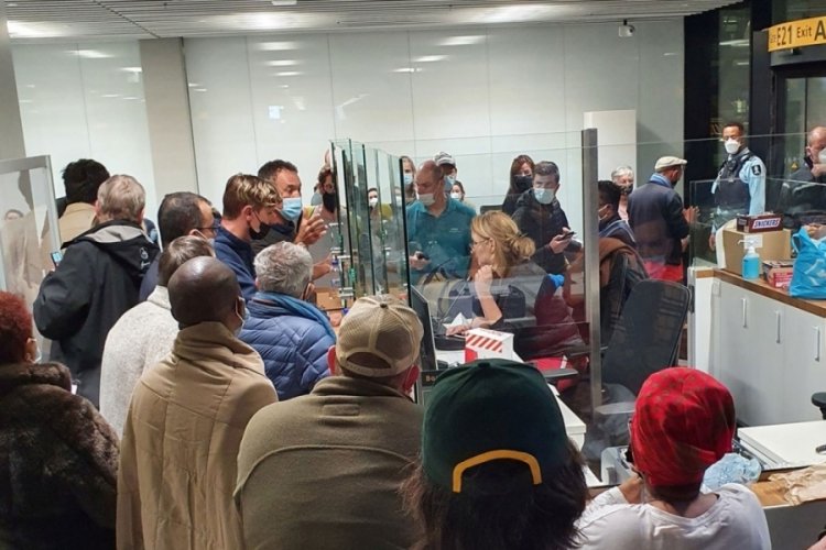 Hollanda'ya giden 61 kişi Omicron &ccedil;ıktı