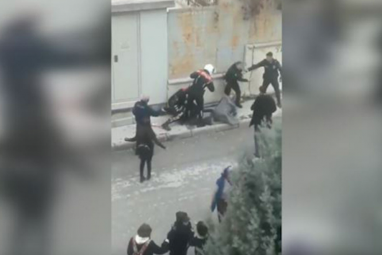 İzmir'deki darp olayında flaş gelişme: Polis memuru g&ouml;revinden uzaklaştırıldı