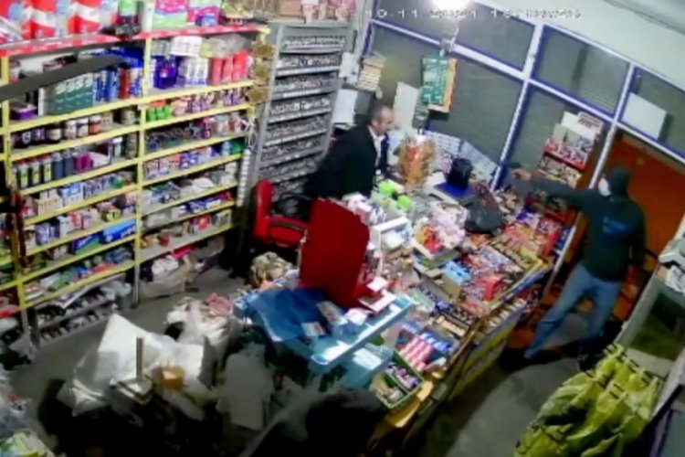 Adana'da marketteki silahlı saldırı kamerada
