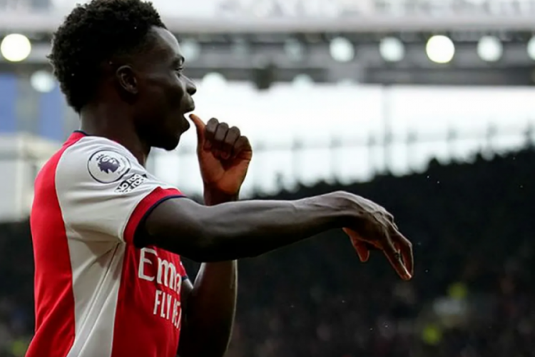 Arsenal'li Saka'dan Mesut &Ouml;zil sevinci