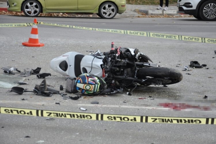 S&uuml;rat motosikletiyle &ccedil;arpışan otomobil s&uuml;r&uuml;c&uuml;s&uuml; ka&ccedil;tı: 1 ağır yaralı