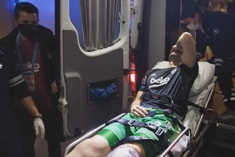 Mert G&uuml;nok stadı ambulansla terk etti