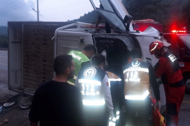 Ara&ccedil; i&ccedil;erisinde sıkışan s&uuml;r&uuml;c&uuml;y&uuml; itfaiye kurtardı