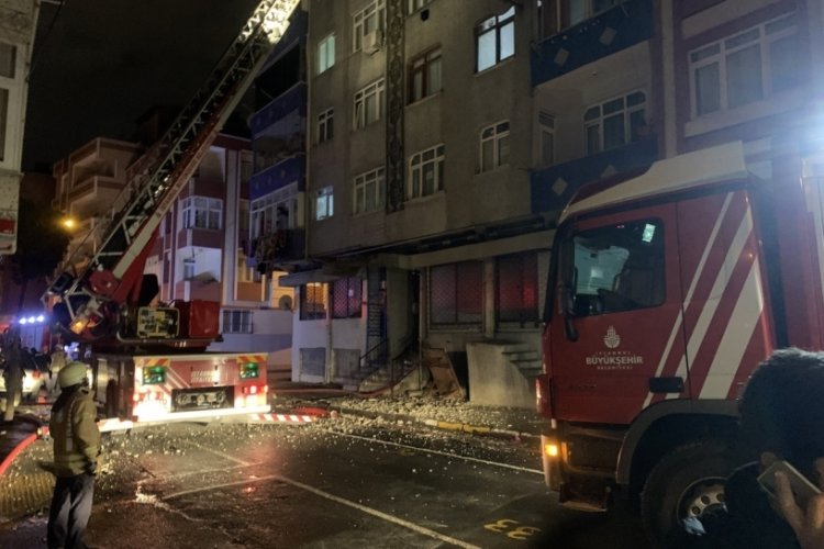 İstanbul'da 5 katlı binanın &ccedil;atısında korkutan yangın