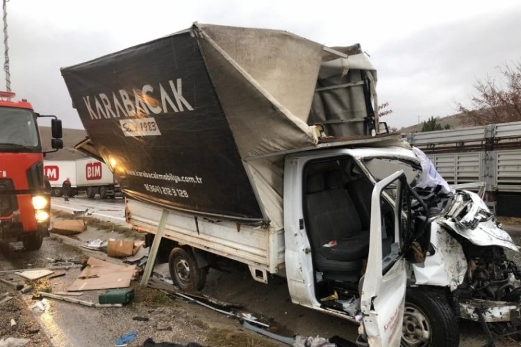 Kamyon ile kamyonet &ccedil;arpıştı: 2 yaralı