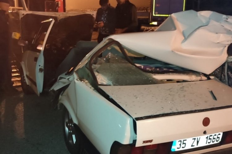 Tıra arkadan &ccedil;arpan otomobil ikiye b&ouml;l&uuml;nd&uuml;