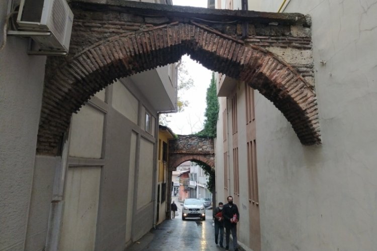 Bursa'da apartmanların i&ccedil;inden &ccedil;ıkan tarihi kemerler g&ouml;renleri şaşırtıyor