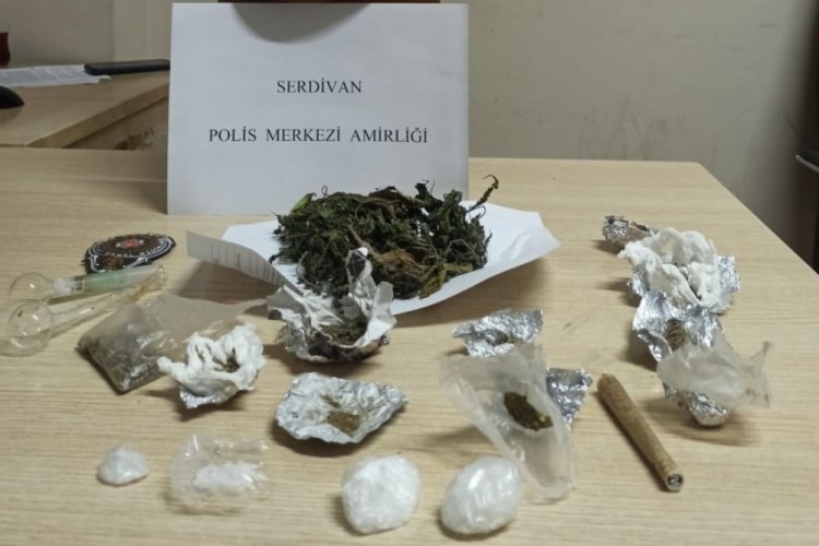 Sakarya'da uyuşturucu operasyonu: 5 kişi g&ouml;zaltında