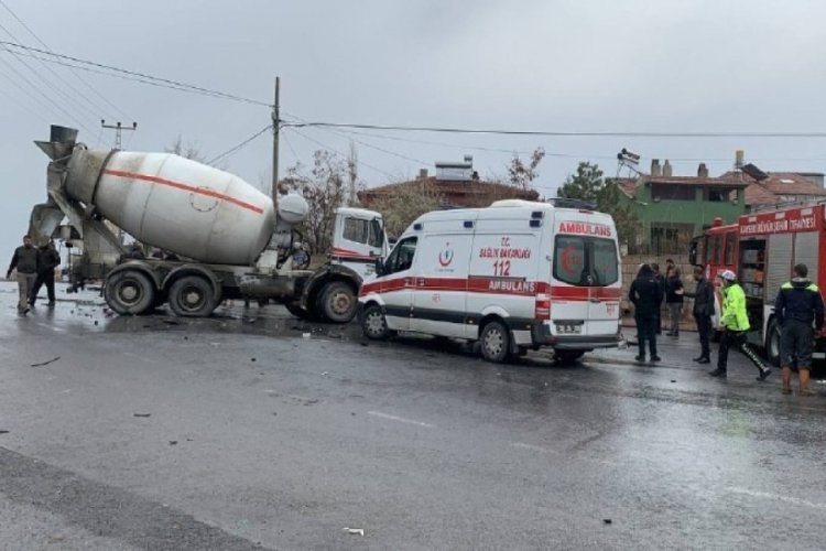 Beton mikseriyle &ccedil;arpışan ara&ccedil; s&uuml;r&uuml;c&uuml;s&uuml; hayatını kaybetti