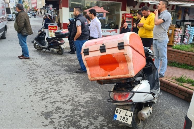 Ehliyeti olmayan kurye yola fırlayan &ccedil;ocuğa &ccedil;arptı