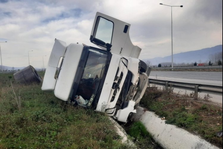 Tırın lastiği patladı, bariyerlere &ccedil;arparak devrildi