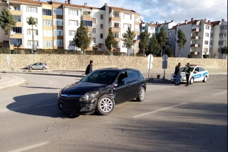 Bursa'da feci kaza! Kamyonet ile otomobil &ccedil;arpıştı