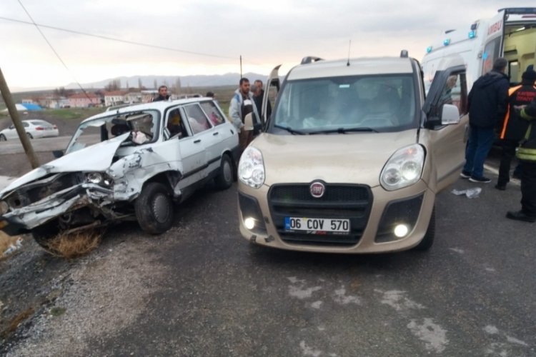Otomobil ile hafif ticari ara&ccedil; &ccedil;arpıştı: 3 yaralı