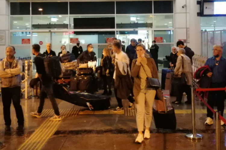 İstanbul'dan gelen u&ccedil;ak Antalya'ya 6 saatte inebildi